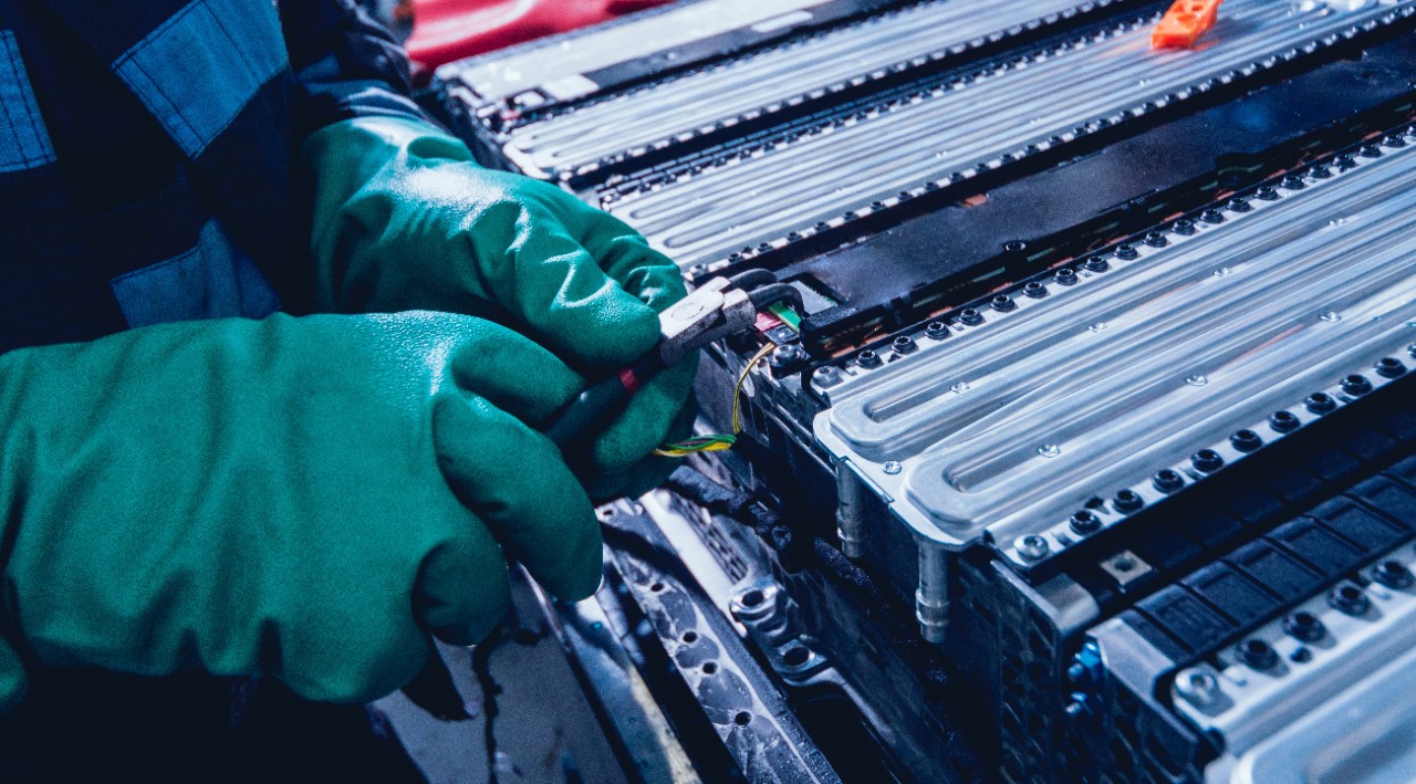 Changing an EV battery