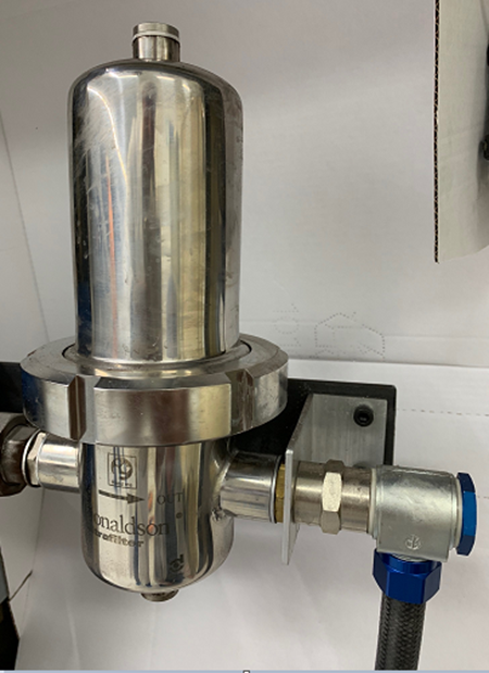 LifeTec P-SRF sterile filter in a P-EG 0018 housing at point of use in the clean room during tube production. Image: Karl Höll GmbH & Co. KG